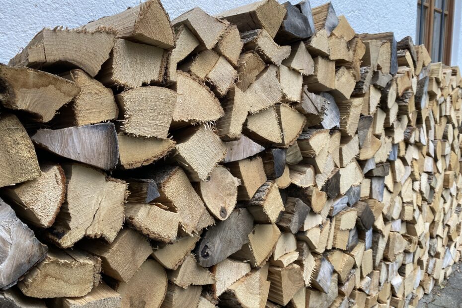 Aufgerichteter Holzstapel zum Heizen mit Holz